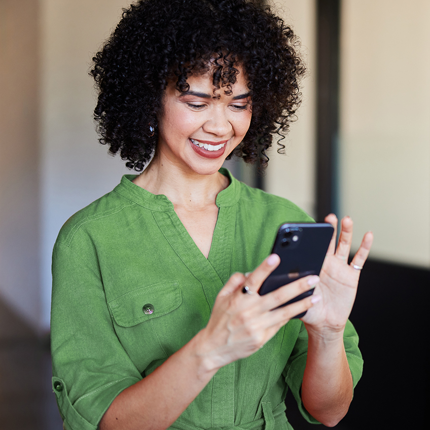Frau mit Handy