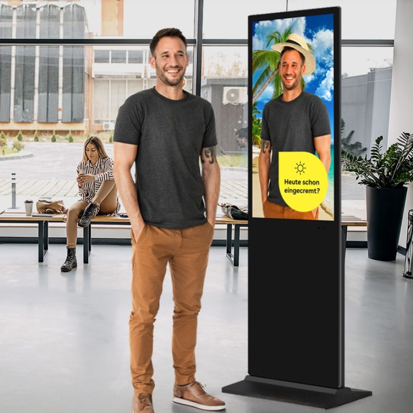 Ein Mann steht neben einer Info-Steele